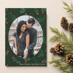 Cartão De Festividades Foto do Casal de Amor de Natal Mistura Verde Folha<br><div class="desc">Os beijos de Natal e os desejos de Natal abundam com esta carta festiva e romântica do padrão de erros. Preencha o oval clássico com sua foto de casal favorita e adicione sua mensagem Xmas personalizada em branco sobre o fundo verde botânico.</div>
