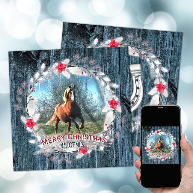 Cartão De Festividades Foto do cavalo, madeira azul, prata (Horse personalized photo Christmas card with blue wood, Christmas wreath, silver horse shoe.)