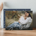 Cartão De Festividades Foto do Cheio Shalom Descrito para Hanukkah<br><div class="desc">Compartilhe cartões de natal com esses cartões com fotos chic Hanukkah apresentando sua foto horizontal ou paisagística favorita de sangria de cheio. "Shalom" aparece como uma cobertura de texto branco em caracteres cursivos gravados manualmente. Personalize com seu nome de família.</div>
