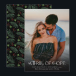 Cartão De Festividades Foto do cheio Thrill of Hope Anunciar Foto de Grav<br><div class="desc">Estes belos cartões de natal de anúncio de gravidez com fotos de cheio apresentam a leitura moderna e elegante da tipografia,  "A Thrill of Hope". O dorso contém um padrão natalício de pinheiros e bagas sobre um fundo de cor personalizado (mostrado em preto).</div>