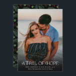 Cartão De Festividades Foto do cheio Thrill of Hope Anunciar Foto de Grav<br><div class="desc">Estes belos cartões de natal de anúncio de gravidez com fotos de cheio apresentam a leitura moderna e elegante da tipografia,  "A Thrill of Hope". O dorso contém um padrão natalício de pinheiros e bagas sobre um fundo de cor personalizado (mostrado em preto).</div>