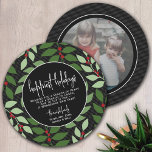 Cartão De Festividades Foto do Círculo - Verde Preto Mais Feliz<br><div class="desc">Feriados mais felizes - Este design incomum pode ser usado para um cartão de saudação comercial ou para uma família que queira um cartão com uma foto. O verso inclui um lugar para uma foto. O verso é um padrão botânico preto, verde e vermelho. Adicione sua saudação e seu nome...</div>