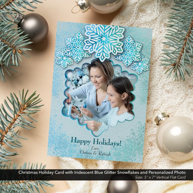 Cartão De Festividades Foto do Floco de Neve Azul Iridescente de Natal (Christmas Holiday Card with Iridescent Blue Snowflakes and Personalized Photo-5"x7" Flat Card)
