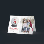 Cartão De Festividades Foto do Globo de Neve Pinguim Cótea<br><div class="desc">Feliz Férias! Envie um aplauso festivo nesta temporada com este cartão de feriado fotográfico personalizável. Ele apresenta uma escrita química e uma ilustração aquática de um globo de neve com um pinguim adorável em engrenagens de inverno. Personalize adicionando uma foto, nomes, ano e outros detalhes. Este cartão de feriado de...</div>