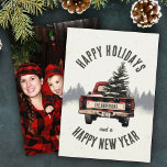 Cartão De Festividades Foto do nome da família personalizada da árvore de<br><div class="desc">Mande desejos quentes de férias com o nosso cartão de caminhão da árvore de Natal,  xadrez vermelha. Personalizado com seu nome de família,  foto de família,  é a maneira perfeita de compartilhar alegria festiva e encanto nostálgico com entes amados nesta temporada.</div>