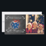 Cartão De Festividades Foto do Quadro de Chalkboard Patriótico Natal Pers<br><div class="desc">Este design de quadro patriótico tem um ornamento no meio com estrelas cheias de vermelho,  branco e azul.  A fita está em vermelho e desliza pelos lados.  As bordas têm manchas com áreas para personalizar sua mensagem de Natal.</div>