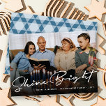 Cartão De Festividades Foto do Script de Escrita Manual Shine Bright Hanu<br><div class="desc">Um cartão de feriado simples e moderno, com uma foto de sangria de cheio e uma saudação de 'Brilho Brilhante' em um roteiro de caligrafia branca moderna na parte inferior de uma camada preta de fotos. Uma estrela geométrica de padrão branco David em um fundo azul preenche a parte traseira...</div>