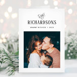 Cartão De Festividades Foto e nome da família Elegante | Fios Quentes<br><div class="desc">Este cartão de feriado simples e minimalista, elegante, preto e branco dobrado apresenta sua foto pessoal na frente, e uma foto adicional no dentro, para um total de duas de suas fotos favoritas da família. A caligrafia clássica, juntamente com o texto moderno para o seu nome familiar, adiciona um toque...</div>