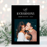 Cartão De Festividades Foto e nome da família Elegante | Fios Quentes<br><div class="desc">Este cartão de feriado preto e branco, simples e minimalista, elegante e escuro, apresenta a sua fotografia pessoal na frente, e uma fotografia adicional no dentro, para um total de duas das suas fotografias familiares favoritas. A caligrafia clássica, juntamente com o texto moderno para o seu nome familiar, adiciona um...</div>