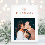 Cartão De Festividades Foto e nome da família Elegante | Saudações da est<br><div class="desc">Este simples e minimalista e elegante cartão de feriado Teracotta e Branco dobrado apresenta sua foto pessoal na frente, e uma foto adicional no dentro, para um total de duas de suas fotos favoritas da família. A caligrafia clássica, juntamente com o texto moderno para o seu nome familiar, adiciona um...</div>