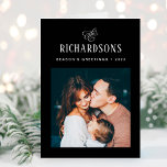 Cartão De Festividades Foto e nome da família Elegante | Saudações da est<br><div class="desc">Este cartão de feriado preto e branco, simples e minimalista, elegante e escuro, apresenta a sua fotografia pessoal na frente, e uma fotografia adicional no dentro, para um total de duas das suas fotografias familiares favoritas. A caligrafia clássica, juntamente com o texto moderno para o seu nome familiar, adiciona um...</div>