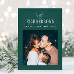 Cartão De Festividades Foto e nome da família Elegante | Saudações da est<br><div class="desc">Este simples e minimalista, elegante cartão de férias verde escuro e branco dobrado apresenta sua foto pessoal na frente, e uma foto adicional no dentro, para um total de duas de suas fotos favoritas da família. A caligrafia clássica, juntamente com o texto moderno para o seu nome familiar, adiciona um...</div>