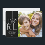 Cartão De Festividades Foto elegante da FAMÍLIA 2023 Fonte moderna, preto<br><div class="desc">por kat massard >> WWW.SIMPLYSWEETPAPERIE.COM <<< Uma design elegante de cartão com a citação "JOYFUL" com o tipo de script elegante combinado com a tipografia serif e a cor simples no verso, dando-lhe a oportunidade de escrever uma mensagem pessoal à mão. Com fotos em forma de quadrado na frente, na...</div>