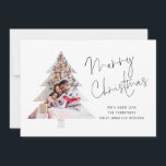 Cartão De Festividades Foto em forma de árvore Calendário 2026 Feliz Nata<br><div class="desc">Foto da Família de Formas de Árvore 2026 Script de Calendário Feliz Natal. Disponível digitalmente e impresso. Celebre a temporada em estilo com este cartão de Natal fotográfico moderno com sua própria imagem enquadrada em uma festiva forma de árvore de Natal! Este design de cartão de feriado minimalista coloca sua...</div>