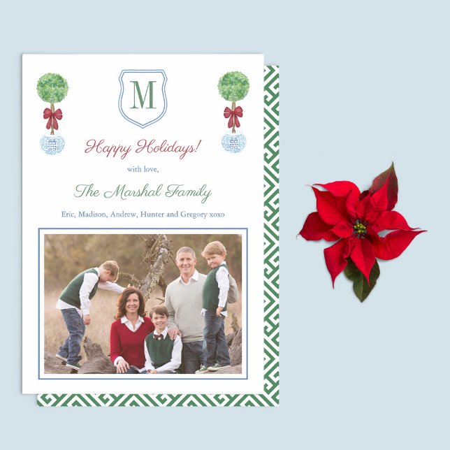 Cartão De Festividades Foto Feliz De Férias Da Família Vermelha E Verde (Red & Green Boxwood Topiary Monogram family picture holidays card with green white greek key reverse)