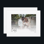 Cartão De Festividades Foto Grateful Faded, Script de Natal Moderno<br><div class="desc">Este moderno roteiro de Natal, grato cartão fadado de fotos, é perfeito para seu chique minimalista, preto e branco. A caligrafia manuscrita branca é delicada e rústica enquanto permanece elegante e elegante. A design reflete um simples dia de inverno todo-branco e evoca memórias de uma vida mais simplista. Você descobrirá...</div>