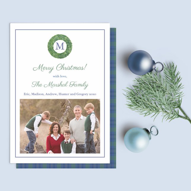 Cartão De Festividades Foto horizontal da Xadrez de solo Elegante Boxwood (Minimalist boxwood wreath family picture holidays card with monogram and plaid reverse)