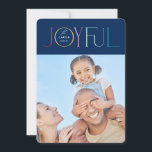 Cartão De Festividades FOTO JUSTA DA FAMÍLIA FOTO elegante e elegante, co<br><div class="desc">pelo kat massard >> WWW.SIMPLYSWEETPAPERIE.COM <<< Uma design elegante de cartão com a citação "JOYFUL" com o tipo de script elegante combinado com a tipografia serif e o padrão de diversão no verso, dando-lhe a oportunidade de escrever uma mensagem pessoal à mão. Com fotos em forma de quadrado na frente,...</div>