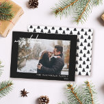 Cartão De Festividades Foto Mínima - Branco Feliz Natal Preto<br><div class="desc">Deseje aos seus amigos e família Feliz Natal nesta temporada de festas com este cartão de Natal fotográfico que apresenta um padrão de pinheiros nas costas.</div>