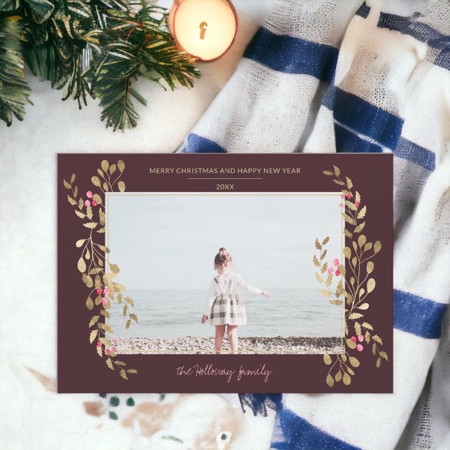 Cartão De Festividades Foto moderna com dourado de Natal vermelho (Modern photo mistletoe Christmas gold frame red Holiday Card)