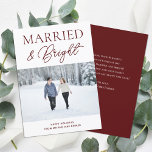 Cartão De Festividades Foto Moderna do Script Vermelho Brilhante Casado N<br><div class="desc">Cartão de Férias de Natal Moderno com Script Vermelho e Brilhante. Envie cartões de natal personalizáveis e personalizados a amigos,  colegas e familiares em cartões de estilo simples,  chic,  elegantes e modernos de design fotofestivo,  minimalista natural! Abaixo,  a caligrafia apresenta sua mensagem de saudação personalizada na tipografia moderna.</div>