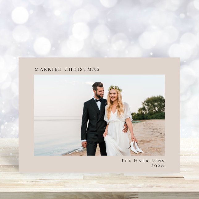 Cartão De Festividades Foto Moderna Mínima: Taupe de Natal Casada (A beautiful and unique photo card to announce your marriage to family + friends this holiday season)