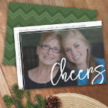 Cartão De Festividades Foto moderna - Mínimo de saudações de compensação<br><div class="desc">FRONT DESIGN: Um cartões de natal de Natal - aplausos - está no topo da foto em uma fonte grande e moderna. A foto está fora do centro, e a assinatura da família envolve a borda branca. Um sotaque fino na borda branca também está incluído. — DESIGN de trás: o...</div>