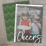 Cartão De Festividades Foto moderna - Mínimo de saudações de compensação<br><div class="desc">FRONT DESIGN: Um cartões de natal de Natal - aplausos - está no topo da foto em uma fonte grande e moderna. A foto vertical está fora do centro, e a assinatura da família envolve a borda branca. Um sotaque fino na borda branca também está incluído. — DESIGN de trás:...</div>