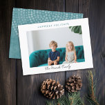 Cartão De Festividades Foto: Moderno Ponto de Natal Fronteira Branca Mais<br><div class="desc">Moody Blue Bohemian Dot Circle Pattern on Back (Padrão de círculo de pontos boêmicos azul moderno na parte traseira) - Use 1 foto horizontal e adicione seu nome de família e saudação. A fronteira branca e as fontes modernas fazem disso um design mínimo na frente. Os pontos de boêmia dourada...</div>