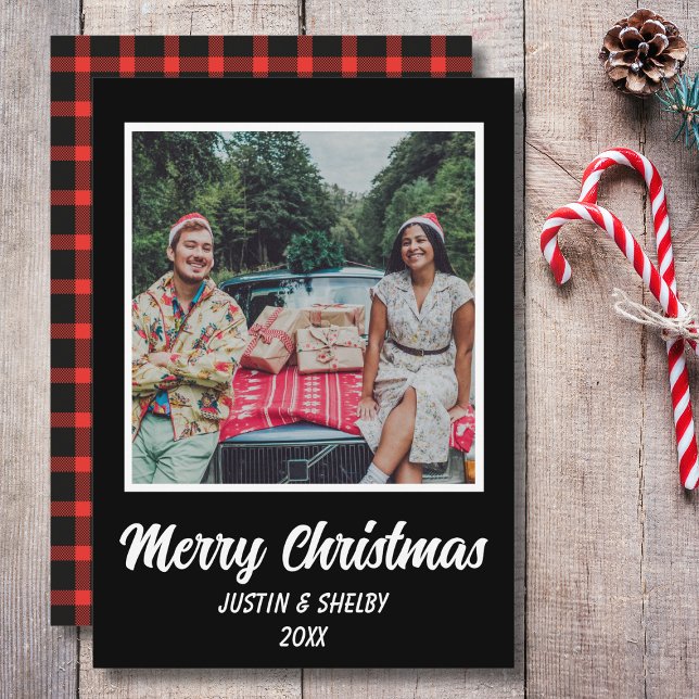 Cartão De Festividades Foto personalizada de Natal feliz (Merry Christmas Holiday Photo Card in Red and Black Plaid with Custom Name & Year.)