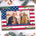 Cartão De Festividades Foto Personalizada de Natal Patriótica da Bandeira<br><div class="desc">Enviem saudações Feliz de Natal aos amigos e à família com este único Cartão de Natal de Bandeira Americano - a bandeira Americana design com design azul vermelho moderno, branco, com sombra e bagas. Personalize com sua foto favorita e seu nome de família. Este cartão de Natal patriótico é perfeito...</div>