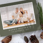 Cartão De Festividades Foto personalizada de Natal simples moderna<br><div class="desc">A design é composta por um simples design com uma tipografia sans serif moderna. Adicione uma foto personalizada,  mensagem,  nome da família e ano.</div>