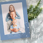 Cartão De Festividades Foto personalizada de Natal simples moderna<br><div class="desc">A design é composta por um simples design com uma tipografia sans serif moderna. Adicione uma foto personalizada,  mensagem,  nome da família e ano.</div>