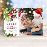 Cartão De Festividades Foto por Aquarela de Natal feliz e Brilho<br><div class="desc">Uma bela design de cor da água foliar de Natal com folhas verdes e bagas vermelhas armam sua foto retrato de 4, 25 x 5". Personalize o texto da frente e do dentro com a sua redação preferida.</div>
