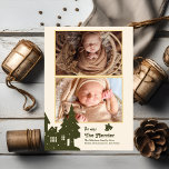 Cartão De Festividades Foto: Quanto Mais Feliz Nascer<br><div class="desc">Apresentando a nossa emocionante "Photo More The Merrier Birth Holiday Card" (Foto Mais o Cartão de Férias de Nascimento Mais Mercante), uma forma perfeita de combinar a alegria da época de férias com o anúncio da sua nova chegada. Esta descrição do produto destaca o toque personalizado da placa e sua...</div>
