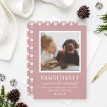 Cartão De Festividades Foto rosa cor-de-rosa, inesquecível,<br><div class="desc">Foi "Pawsitivamente um ano que nunca esqueceremos"! Este cartão com fotos de festas de estimação apresenta uma redação engraçada e uma foto favorita do seu cachorro (ou gatinho) para espalhar algumas alegrias de festas nesta época de Natal. Personalize o texto branco moderno com uma saudação personalizada, o nome do seu...</div>