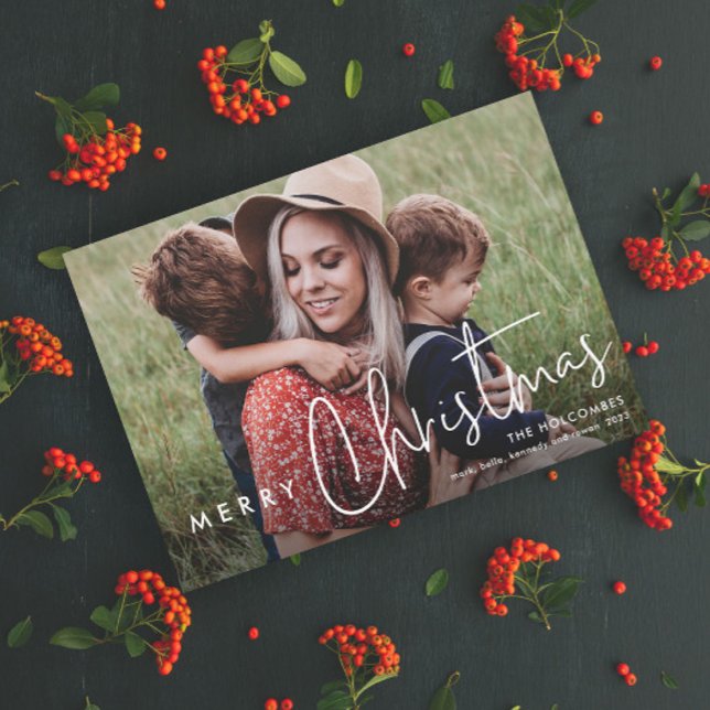 Cartão De Festividades Foto Simples de Natal Feliz de Script Moderno (Modern Script Merry Christmas Photo Holiday Card with Handwritten Typographic Overlay.)