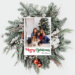 Cartão De Festividades Foto Vertical Clássica de Feliz Natal<br><div class="desc">Comemore a temporada com este simples e clássico cartão de festas verticais de Feliz Natal, com um toque de charme vintage. A design minimalista apresenta uma elegante paleta de cores vermelha e verde, evocando o espírito aconchegante do inverno. O seu apelo moderno e divertido, aliado à formulação tradicional, cria um...</div>