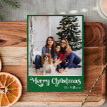 Cartão De Festividades Foto Vertical Clássica de Feliz Natal Verde<br><div class="desc">Celebre a temporada com este cartão de festas vertical, verde e único e clássico de Feliz Natal, com um toque de charme vintage. A design minimalista apresenta uma elegante paleta de cor verde, evocando o espírito aconchegante do inverno. O seu apelo moderno e divertido, aliado à formulação tradicional, cria um...</div>