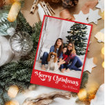Cartão De Festividades Foto Vertical Clássica de Feliz Natal Vermelho<br><div class="desc">Comemore a temporada com este cartão de festas vertical, simples e original, de Natal Merry, com um toque de charme vintage. A design minimalista apresenta uma elegante paleta vermelha, evocando o espírito aconchegante do inverno. O seu apelo moderno e divertido, aliado à formulação tradicional, cria um equilíbrio perfeito entre ousadia...</div>