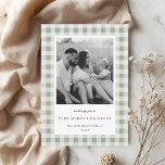 Cartão De Festividades Fotos de Família em Ginga Sage Vintage com Duas Fa<br><div class="desc">Cartões de Natal clássicos vintage com fotos de família em duas faces com padrão gingham sage e mensagens de feriado personalizadas para a família.</div>