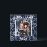 Cartão De Festividades Fotos de Natal Azul-Marinho Vintage Alegre e Brilh<br><div class="desc">Tipografia Alegre e Brilhante.  Desenho vintage em brocado azul-marinho escuro com a sua foto favorita no centro.  Personalize com a sua mensagem e nome no verso.  O cartão de Natal perfeito.</div>