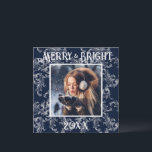 Cartão De Festividades Fotos de Natal Azul-Marinho Vintage Alegre e Brilh<br><div class="desc">Tipografia Alegre e Brilhante.  Desenho vintage em brocado azul-marinho escuro com a sua foto favorita no centro.  Personalize com a sua mensagem e nome no verso.  O cartão de Natal perfeito.</div>