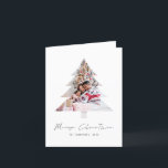 Cartão De Festividades Fotos em forma de árvore moderna Feliz Natal<br><div class="desc">Fotos em forma de árvore moderna Feliz Natal. Disponível digitalmente e impresso. Feliz Natal está em um roteiro de na moda. Substitua facilmente a imagem de exemplo por sua e personalize com seus nomes na frente e saudando o dentro.</div>