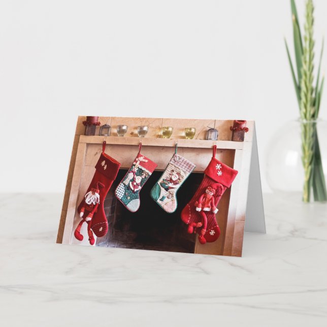 Cartão De Festividades Four Christmas stockings hanging on fireplace (Frente)