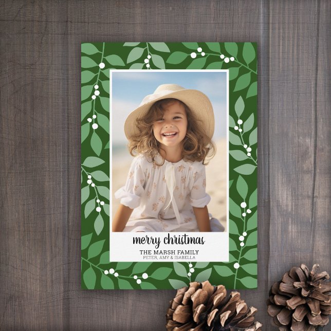 Cartão De Festividades Fronteira Botânica com Foto Script Feliz Natal (A berry botanical holiday card in shades of green leaves and white berries. 1 Photo)