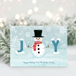 Cartão De Festividades Frosty Snowman Winter Wonderland Joy Natal<br><div class="desc">O tema da maravilha de inverno apresenta o Frosty the Snowman numa paisagem nevada com árvores e flocos de neve,  com uma saudação tipográfica "JOY" em letras azuis (a barriga de Frosty toma o lugar do "O"). Trabalho de arte original do KL Stock.</div>