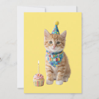 Cartão De Festividades Gatinho fofo com um cupcake. Feliz Aniversário.