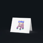 Cartão De Festividades Gatinho Hanukkah<br><div class="desc">Adorável Gatinho Feliz Hanukkah girando sonhos divertidos em frente a uma menorah judia tradicional é perfeito para presentes Chanukah e ideias de presentes para as férias.</div>