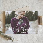 Cartão De Festividades Gato de Fotografia Moderna com Caligrafia de Natal<br><div class="desc">Feliz Natal | Envie seus desejos de férias com este cartão de Natal personalizável. Apresenta o Meowy Christmas na caligrafia moderna. Personalize este cartão de feriado moderno adicionando seus detalhes. Este cartão de Natal de gato personalizado está disponível em outras cores e estoque de papelão. Itens correspondentes estão disponíveis.</div>